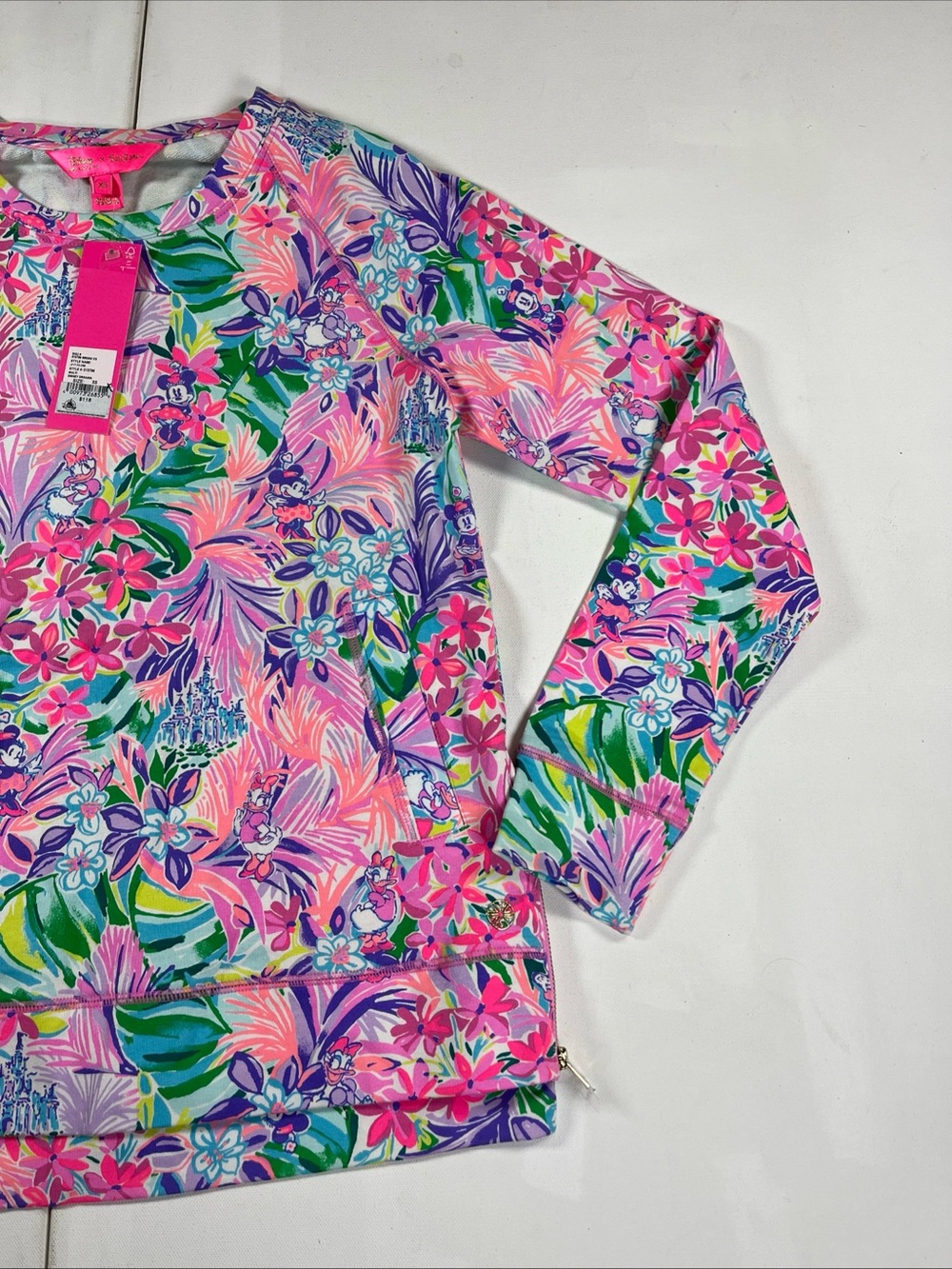 Disney x Lilly Pulitzer Beach Comber Pullover Sweatshirt Minnie Castle Size XS - Picture 2 of 15